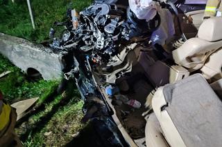 Czołowe zderzenie osobówki z busem w Strzelcach! Zginęła jedna osoba [ZDJĘCIA]