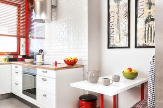 Eklektyczna kuchnia biało-czerwona 