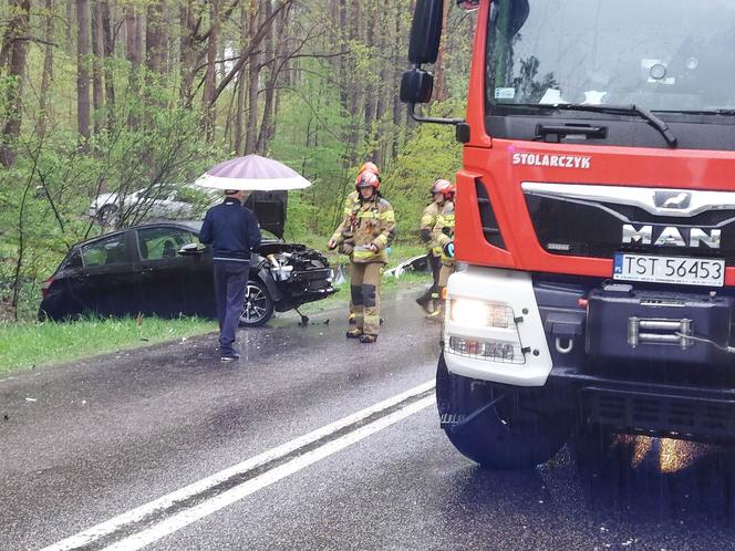 Wypadek na drodze nr 42 w Brodach. Zderzyły się dwa auta osobowe