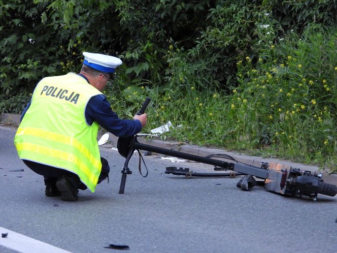 Pruszków. Przed szpitalem wpadł hulajnogą pod BMW. 21-latek w stanie krytycznym