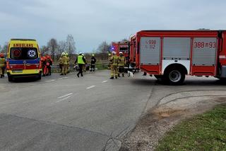 Totalna demolka pod Siedlcami. Osobówki staranowały bariery. Cztery osoby w szpitalu