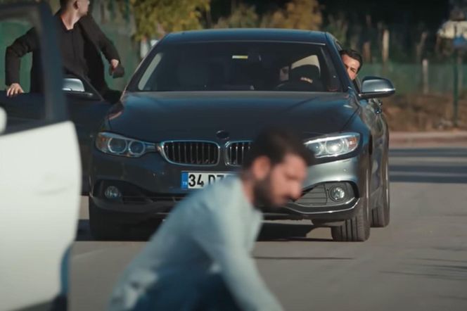 Nana nakaże ochroniarzom, by poszli ratować rannego 