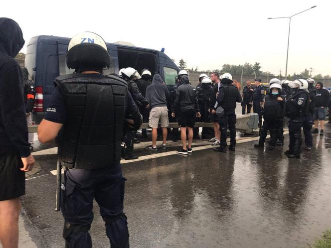 To miał być NAJAZD KIBOLI DINAMA na Warszawę? Policjanci zatrzymali trzy autokary!