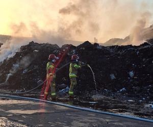 Ogromny pożar na terenie zakładu recyklingu odpadów w Rawiczu [ZDJĘCIA]
