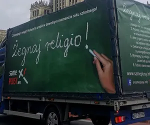 Bus z napisem Żegnaj religio jeździł po Warszawie. Teraz rusza w trasę po Polsce