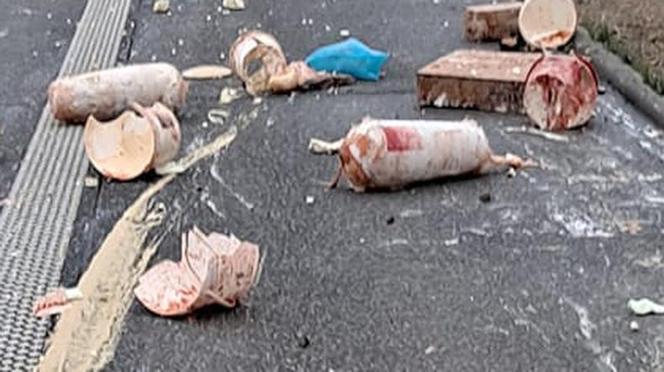 "Siódemka" jak wielki kebab. Rozrzucone mięso na S7 po wypadku chłodni