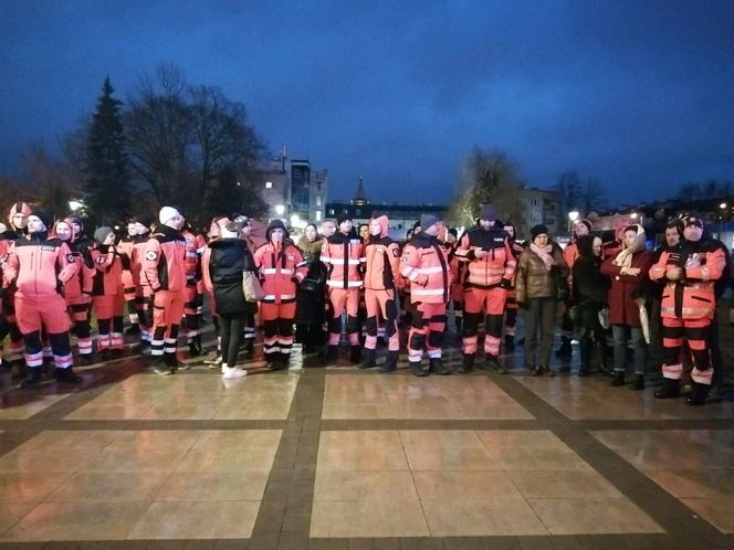 Siedlczanie wyrazili swój sprzeciw przeciwko agresji i wsparcie dla rodziny ratownika medycznego, który zginął w ataku nożownika