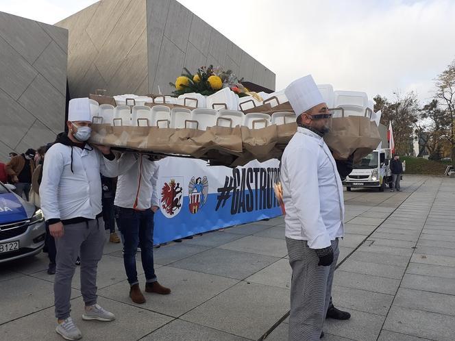 Protest branży gastronomicznej w Toruniu. Zanieśli trumnę pod pomnik Kopernika