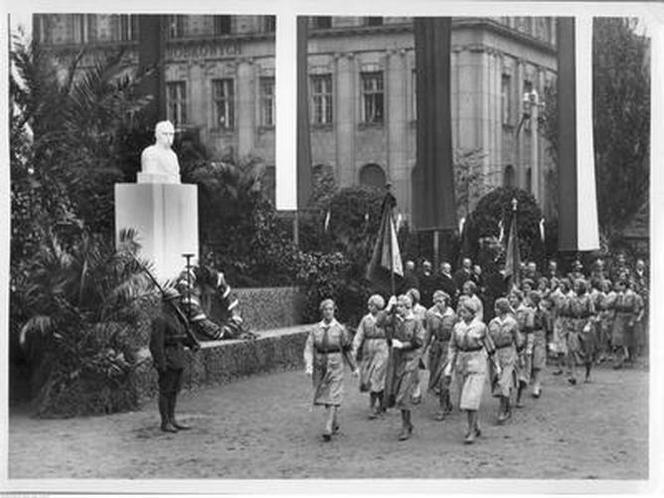 WYJĄTKOWE zdjęcia z placu Wolności w Poznaniu. Tak świętowano tam przed wojną