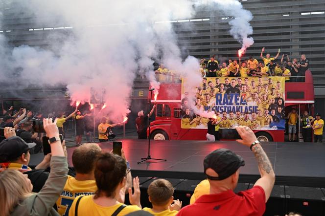 Tak świętowali piłkarze Motoru Lublin awans do ekstraklasy. Wierni kibice nie zawiedli [GALERIA]