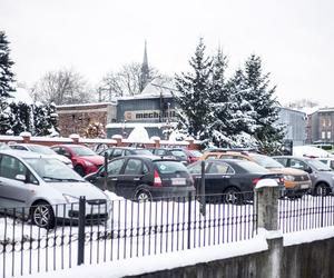 Nielegalny parking w rejonie Rawy. Kierowcy nadal mogą tam parkować za darmo 