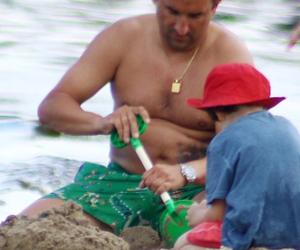 Michał Koterski na plaży z rodziną