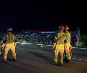 Wypadek autokaru wojskowego na autostradzie A4. Wielka akcja służb ratunkowych [ZDJĘCIA]