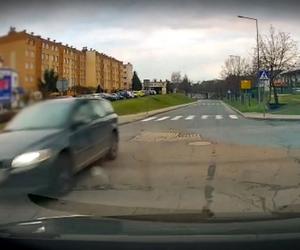 Przerażający wypadek w Żaganiu. 18-latka z Żagania zignorowała znak stop [ZDJĘCIA].