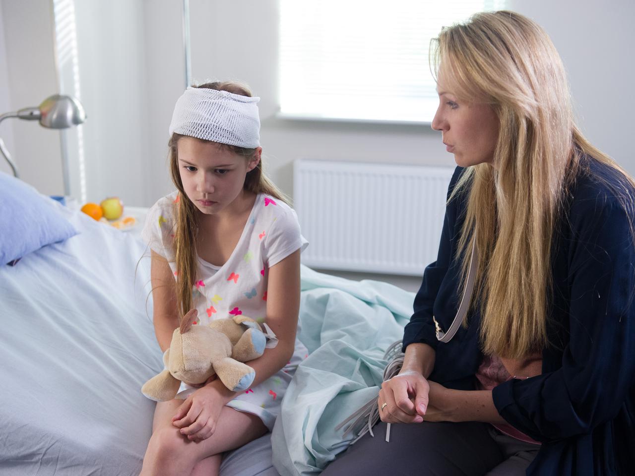 Na Wspólnej odcinek 2360, Żaneta (Anna Guzik), Mania (Zuzia Kaszuba)