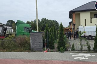 Dramat w Wołominie. Ciężarówka wjechała w dom, jedna osoba ranna