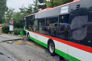 Autobus staranował przystanek. Dramatyczna relacja. „Kilka osób pod autobusem”
