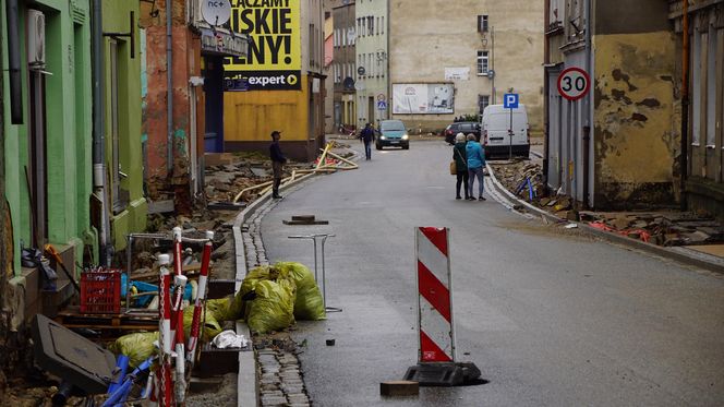 W Głuchołazach sceneria jak z czasów wojny. Mieszkańcy: „Chleba nam potrzeba” 