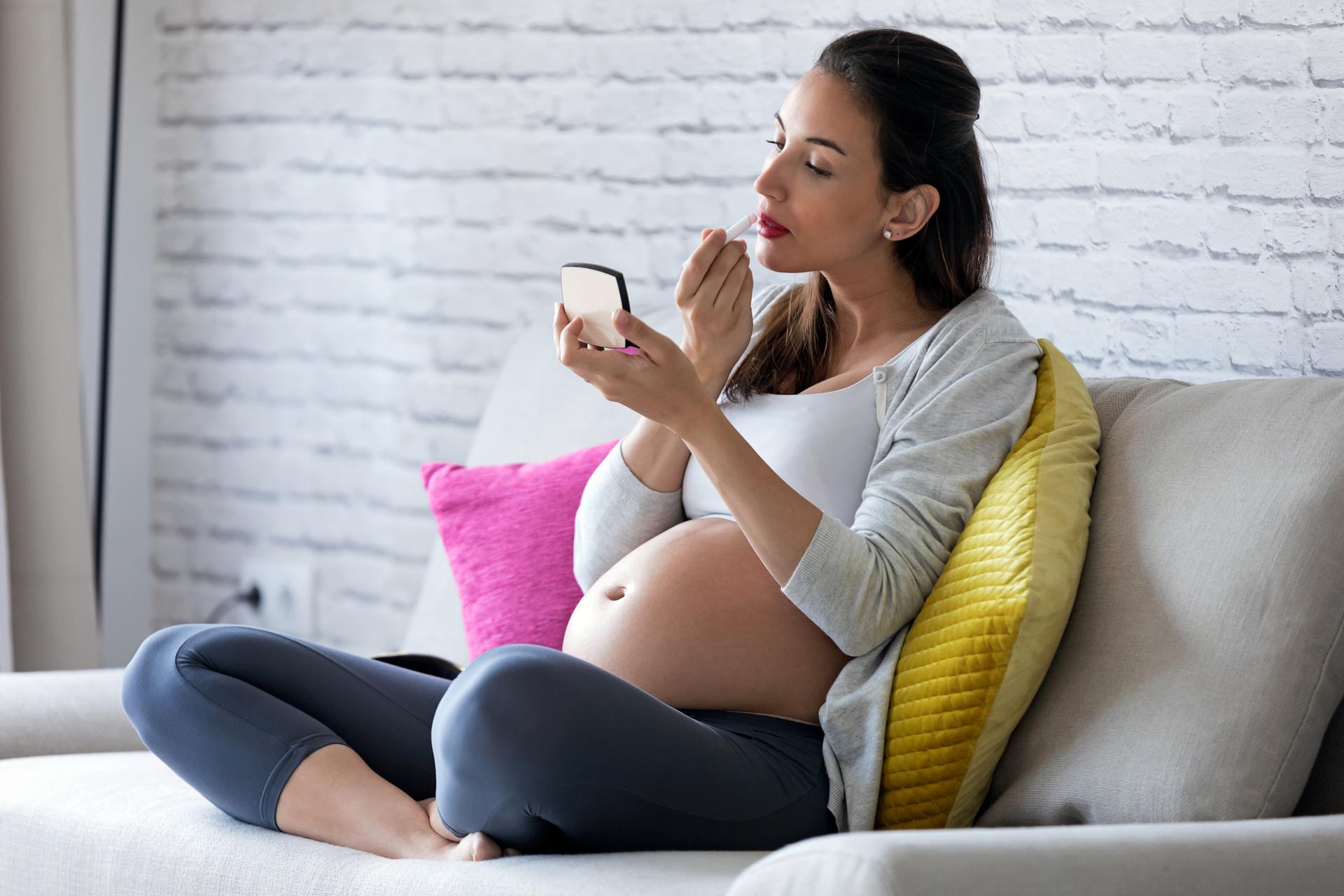 Ли беременным делать. Шикарные беременные женщины 2021. Pregnant Makeup. Homilador ehtiros. Девушка с тёмной кожей при беременности.