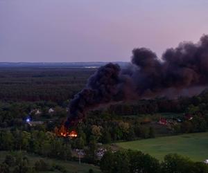 Kłęby czarnego dymu nad okolicą