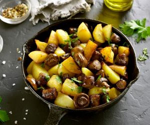 Młode ziemniaki z pieczarkami i czosnkiem