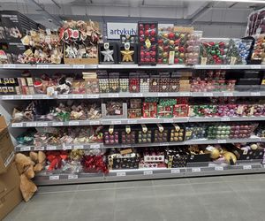 Lato się kończy, a w sklepach już święta Bożego Narodzenia. Klienci w szoku. To przesada!