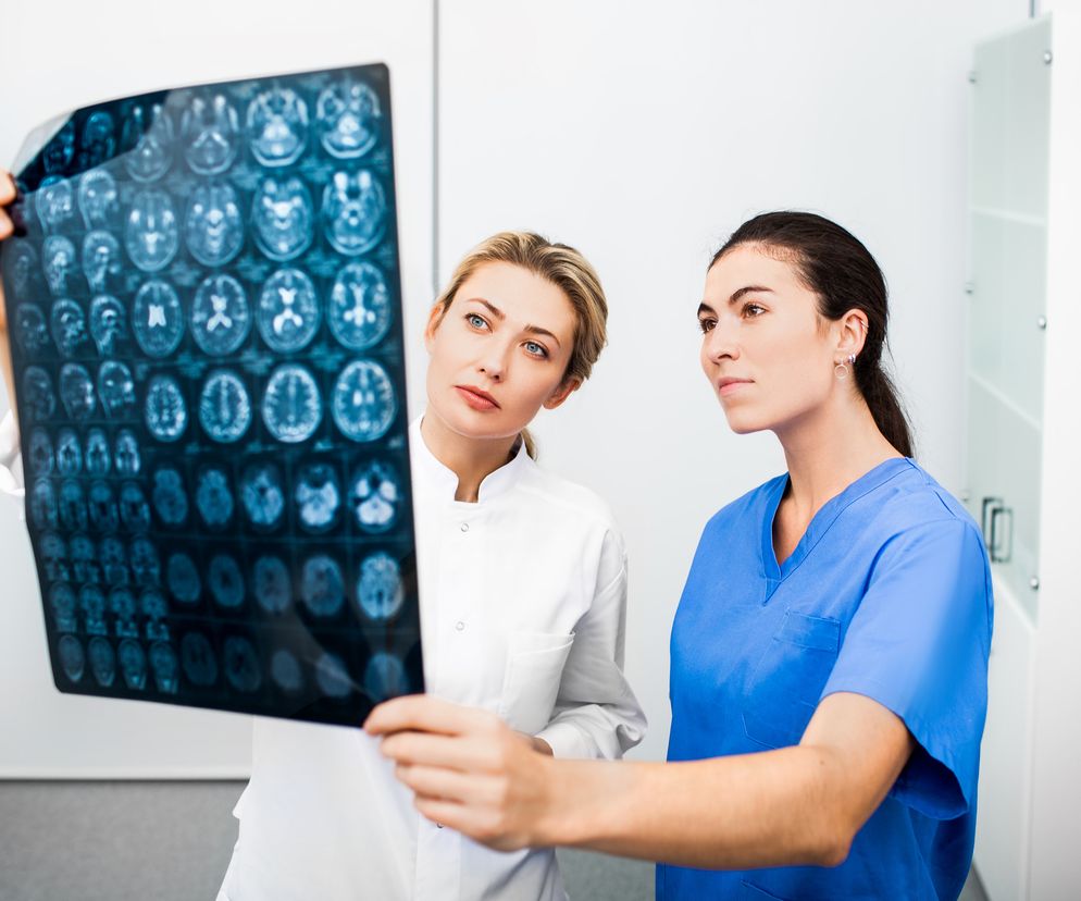 W celu dokładniejszej diagnostyki neurolog może zlecić badania, m.in. tomografię komputerową, rezonans magnetyczny.