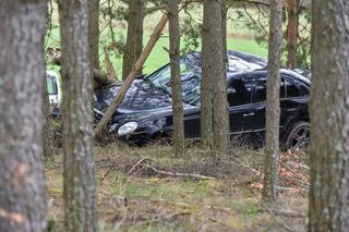 Zaorał kawałek pola i skosił kilka drzew Mercedesem. Policja poszukuje pracowitego kierowcy z gminy Cekcyn