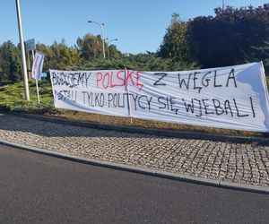 Protest górników w Jastrzębiu-Zdroju. Blokują kluczowe rondo i główne drogi