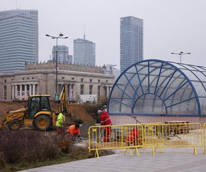 Budowa łąki kwietnej przy wejściu do metra Centrum w Warszawie