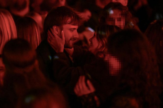 Maciej Musiał całował ukochaną na balkonie