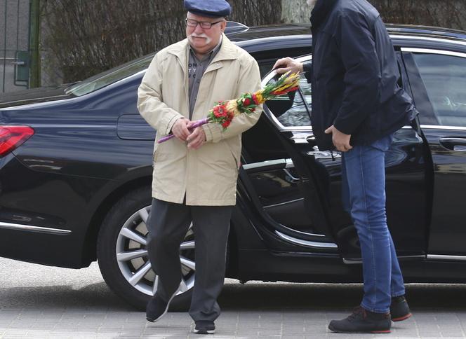 Lech Wałęsa z palemką na mszy w kościele