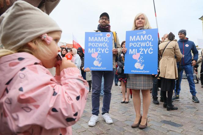 Ulicami Warszawy przeszedł Marsz dla Życia i Rodziny. Uczestnicy nieśli banery z napisem: "Mamo, pozwól mi żyć"