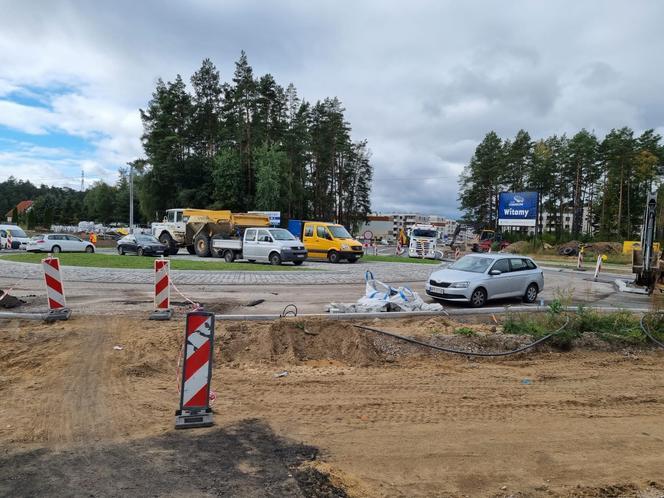 Przebudowywane na rondo skrzyżowanie DK51 z ulicą Wadąską oraz drogą do Osiedla Sterowców