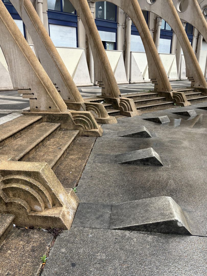 Picasso's Arenas. Budynek mieszkalny położony w Noisy-le-Grand pod Paryżem