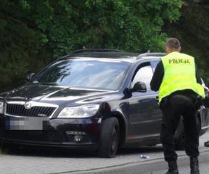 Babcia przechodziła z wnuczką przez ulicę. Kobieta zginęła pod kołami auta