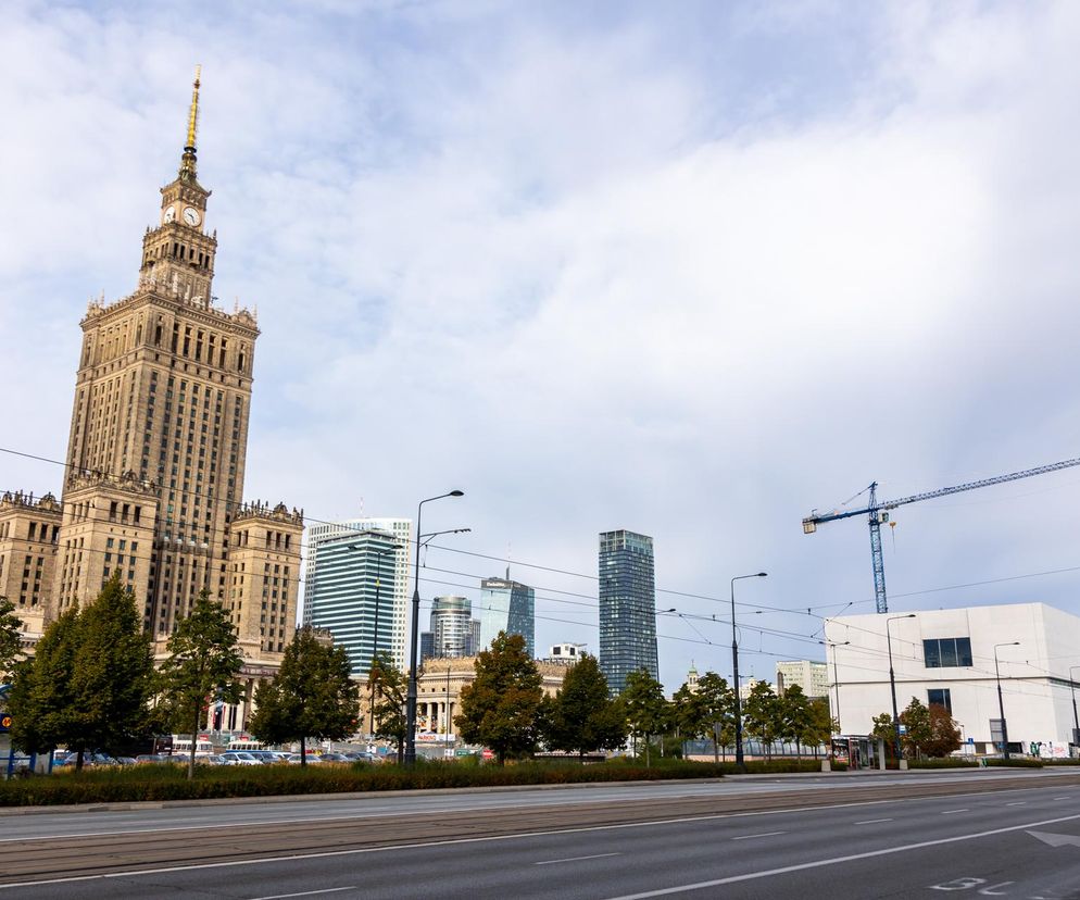 Widok od ul. Marszałkowskiej w kierunku placu Defilad, Pałacu Kultury i Muzeum Sztuki Nowoczesnej
