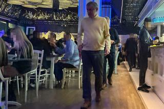 Obrzucili Santosa banknotami