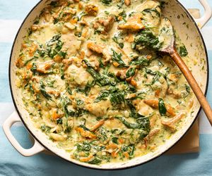 Duszona pierś kurczaka z kurkami i szpinakiem w białym sosie: tak pyszna, że buty spadają