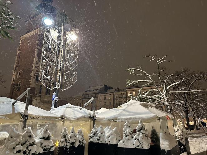 Choinka rozbłysła na Rynku Głównym. Tak wygląda Kraków w zimowej scenerii! 