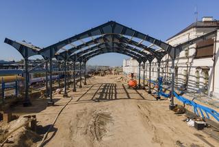 W Uhowie rozpoczął się montaż metalowej konstrukcji mostu. Docelowo mają powstać dwa [ZDJĘCIA]