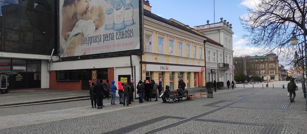 Kolejki na niektórych stacjach i przy bankomatach w Radomiu