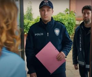 Policja znajduje ciało porywacza Ragipa i przychodzi po Melis. Ta chwyta za broń! Szybko okazuje się jednak, że to tylko zły sen Feraye.