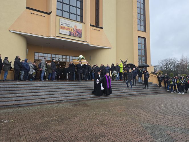 Pogrzeb Jana Furtoka w Katowicach. Tłumy kibiców i działaczy żegna legendę GKS Katowice