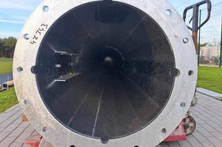 Remont starachowickiego stadionu trwa. Na plac budowy dotarły słupy oświetleniowe