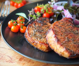 Schab w plastrach z piekarnika – robi się prawie sam, smakuje obłędnie 