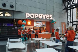 Tłumy na otwarciu Popeyes w Olsztynie. Rekordzista czekał w kolejce ponad 20 godzin