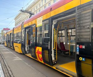 Paraliż w centrum Warszawy. Kierowca BWM zaparkował na torach. Wszystko stanęło!