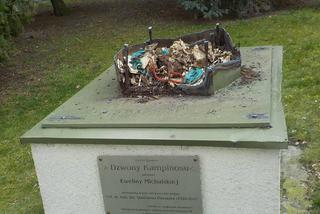 Zniszczona rzeźba Dzwony Kampinosu