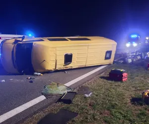 Horror na A4. Nie żyje dziecko przygniecione przez busa, inne jest ranne. Co tam się stało?